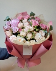 Букет из микса роз, пионов и эвкалипта