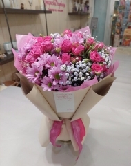 Букет из кустовых роз, хризантем и гипсофилы