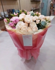 Букет из садовых и кустовых роз в нюдовых оттенках