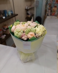 Букет с вибурнумом,  пионовидными розами,  астильбой и гвоздикой