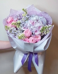 Букет с гортензией, пионовидными розами, гипсофилой и сиренью