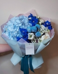 Букет с гортензией,  дельфиниумом, сиренью и ранункулюсами