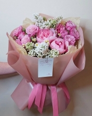 Букет с сиренью, пионами, пионовидными розами и танацетумом