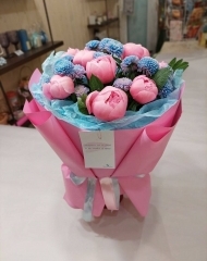 Букет с пионами Сальмон Этчед и хризантемамт Сантини Мэрмэйд