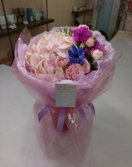 Букет с гортензией, фрезией и анемонами