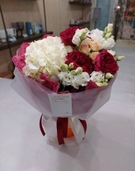 Букет с гортензией, садовыми розами и лизиантусом