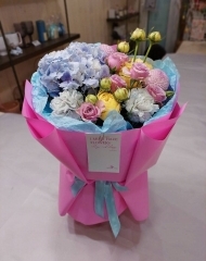 Букет с гортензией, садовыми и кустовыми розами, диантусом