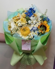 Летний букет с ромашками и дельфиниумом