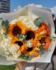 Букет с подсолнухам, гортензией и садовыми розами Корал Бабблс
