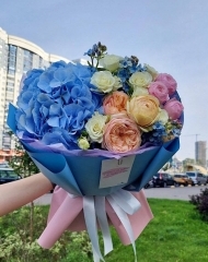 Букет с гортензией и пионовидныыми розами