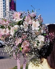 Букет из воздушной гипсофилы и нежной альстромерии