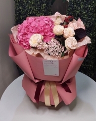 Букет с гортензией, рубусом и пионовидными розами