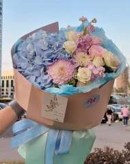 Букет с гортензией и георгинами