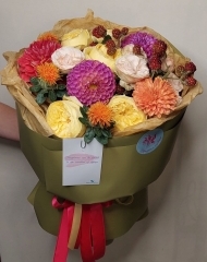 Букет с георгинами, пионовидными розами и малиной