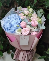 Букет с гортензией, пионовидными розами, альстромерией и эвкалиптом