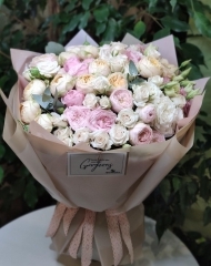 Букет с садовыми пионовидными и кустовыми розами, эвкалиптом