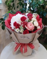 Букет с розами, гортензией, маттиолой и ягодами вибурнума