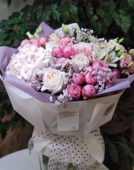 Букет с гортензией, розами различных сортов, альстромерией и гипсофилой
