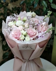 Букет из французской розы, дельфиниума и гипсофилы