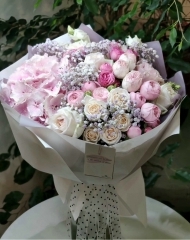 Букет из садовых и кустовых роз, гортензии и воздушной гипсофилы