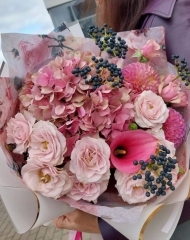 Букет с георгинами, французскими и кустовыми розами, гортензией и каллами