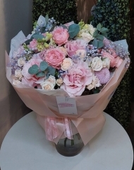 Букет с садовыми розами различных сортов, георгинами, гипсофилой, эвкалиптом