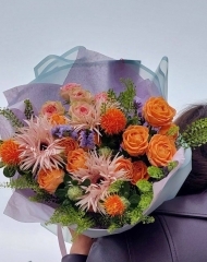 Букет с герберами, пионовидными розами и картамусом