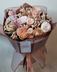 Букет с пионовидными розами, хризантемой Виенна Купер и маттиолой