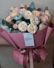 Букет из садовых пионовидных роз и эвкалипта