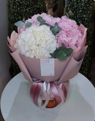 Букет с гортензией и эвкалиптом