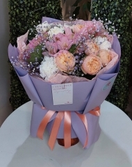 Букет с розой пионовидной Джульетта,  альстромерией,  гипсофилой, гвоздикой