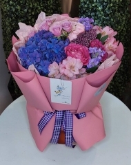 Букет с альстромерией, гортензией, розами различных сортов