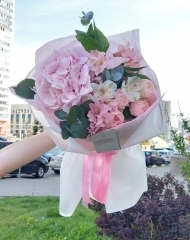 Букет с альстромерией, гортензией, розами и эвкалиптом