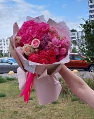 Букет с гортензией, садовыми розами и ахиллеей