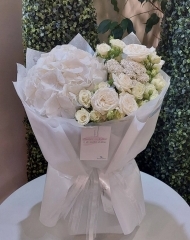 Букет с садовыми и кустовыми розами, гортензией и ахиллеей