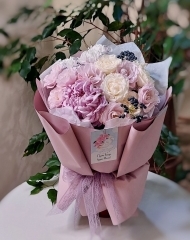 Букет с хризантемой Виенна Пинк и французскими розами