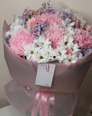 Букет с хризантемами Антонов Пинк Пастель, кустовыми хризантемами и розами, гипсофилой
