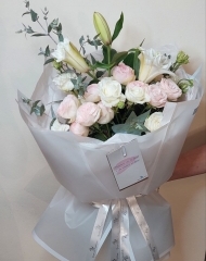 Букет с лилиями, розами Мэнсфилд парк, Брайдал Флоу и эвкалиптом