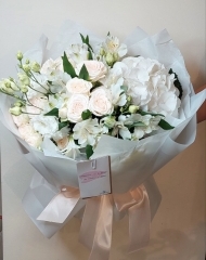 Букет с гортензией, розами и альстромерией