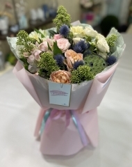 Букет с розами, лотосом, скиммией, диантусом, альстремерией и эрингиумом