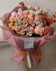 Букет с хризантемой Виенна Купер, розами Коралл баблс, гвоздиками Брауни, крашенным эвкалиптом, маттиолой, кустовыми розами