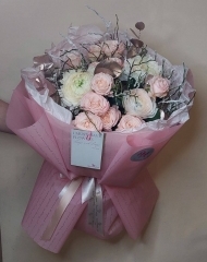 Букет с ранункулюсами, пионовидными розами и эвкалиптом