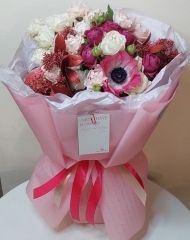 Букет с анемонами, скиммией и пионовидными розами