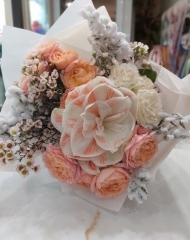 Букет с амариллисом, пионовидными розами, хамелациумом