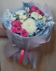 Букет с хризантемами Антонов, пионовидными розами и дельфиниумом