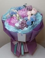 Букет с пионами Сара Бернар, хризантемами, гвоздиками, пионовидными и кустовыми розами и эвкалиптом