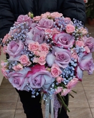 Букет с французскими и кустовыми розами и гипсофилой