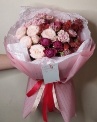 Букет с розами различных сортов и скиммией