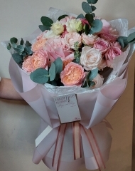 Букет с пионовидными и французскими розами и эвкалиптом