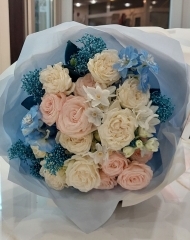 Букет с пионовидными розами, морозно-синей скиммией и нарциссами